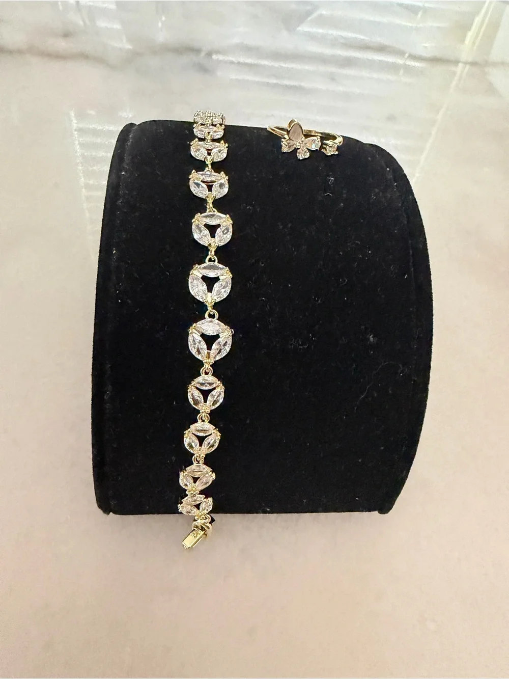 N/A elegant gold